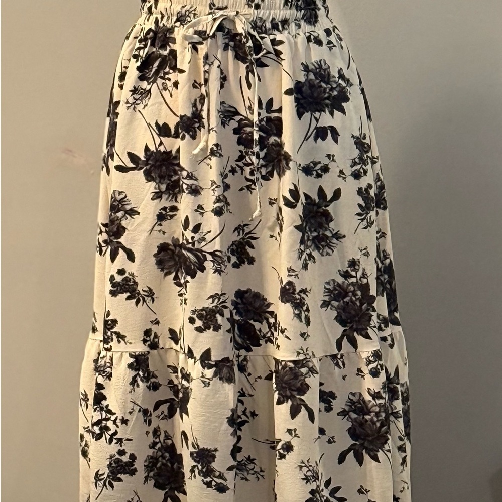 Chic Floral Maxi Skirt in Black and Cream